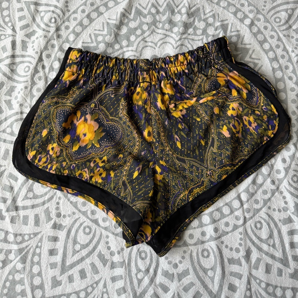 Patterned athletic shorts - Picture 3 of 3